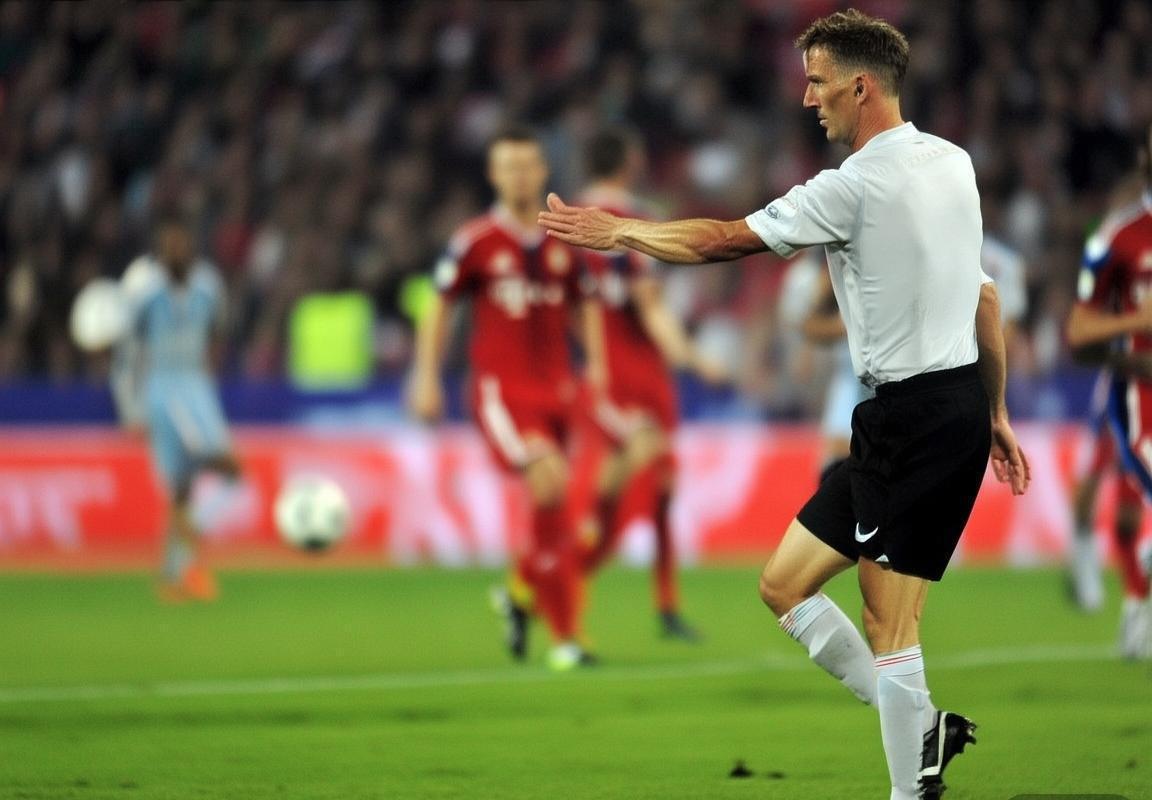 边裁关键作用解析：拜仁皇马对决中的公正守护与争议焦点